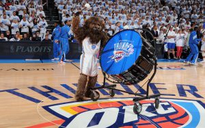 Auch Maskottchen "Rumble the Bison" und die offiziellen Thunder Cheerleader werden vor Ort sein, Foto:NBAE/Getty Images