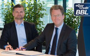 Christian Polenz, COO der TeamBank AG, und Dr. Stefan Holz, BBL-Geschäftsführer, bei der Vertragsunterschrift in Nürnberg. Foto: easyCredit BBL