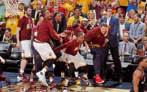Die Ersatzspieler der Cleveland Cavaliers feiern einen Korberfolg ihrer Mannschaft.