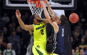 Rico Gathers blockt einen Wurf während eines College-Spiels.