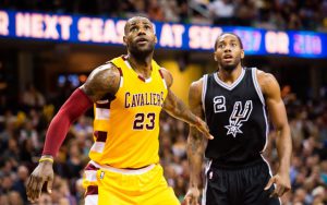 LeBron James und Kawhi Leonard beobachten den Ball, während der in einem NBA-Spiel zum Korb fliegt.
