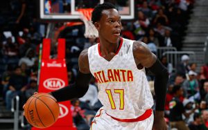 Dennis Schröder von den Atlanta Hawks dribbelt in einem NBA-Spiel zum Korb.