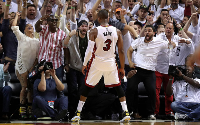 Dwyane Wade feiert mit den Fans der Miami Heat einen Sieg.