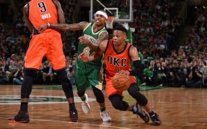 Russell Westbrook von den Oklahoma City Thunder zieht mit dem Ball in der Hand an Bostons Isaiah Thomas vorbei.