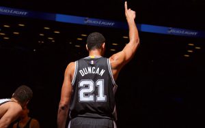 Tim Duncan von den San Antonio Spurs begrüßt vor einem NBA-Spiel die Zuschauer.
