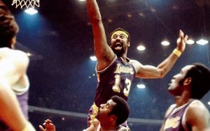 Wilt Chamberlain von den Los Angeles Lakers versucht im NBA-Spiel gegen die Bulls einen Korbleger.