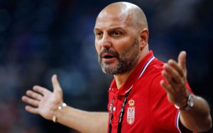 Aleksandar Djordjevic, Trainer der serbischen Nationalmannschaft, gibt bei einem Basketball-Spiel von außen Anweisungen.