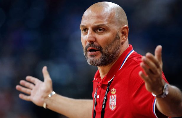 Aleksandar Djordjevic, Trainer der serbischen Nationalmannschaft, gibt bei einem Basketball-Spiel von außen Anweisungen.