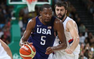 Kevin Durant vom Team USA zieht mit dem Ball in der Hand an seinem serbischen Gegenspieler vorbei.