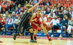 Richard Freudenberg vom FC Bayern München attackiert in einem BBL-Spiel den gegnerischen Korb.