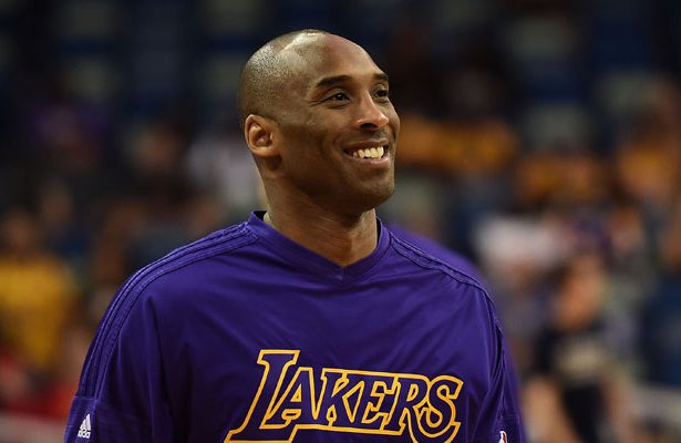 Kobe230816III Kobe Bryant verabschiedet sich bei seinem letzten NBA-Spiel von seinen Fans.