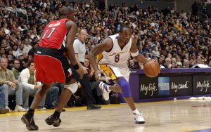 Kobe Bryant dribbelt im NBA-Spiel gegen die Toronto Raptors zum Korb.
