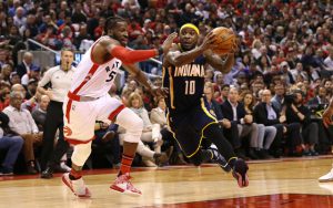 Ty Lawson von den Indiana Pacers zieht in einem NBA-Spiel mit dem Ball zum Korb.