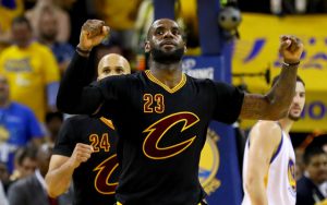 LeBron James bejubelt in Spiel 7 der NBA Finals eine gelungene Aktion.