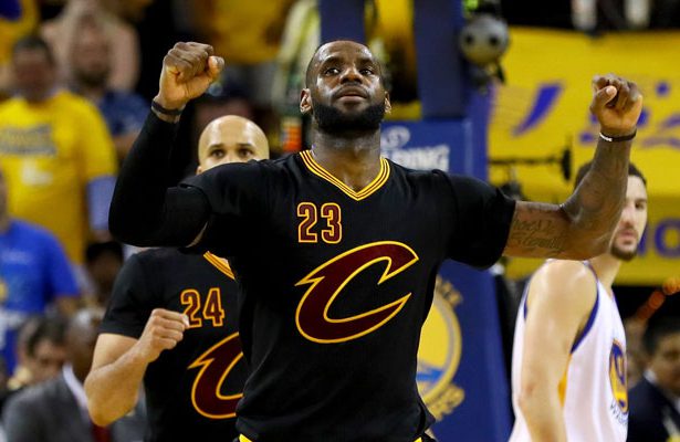 LeBron James bejubelt in Spiel 7 der NBA Finals eine gelungene Aktion.
