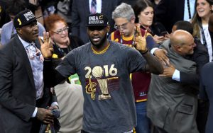LeBron James feiert die NBA-Meisterschaft mit den Cleveland Cavaliers.