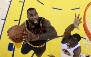Schlüsselduell der Finals: LeBron James vs. Draymond Green (Foto:Getty Images).