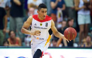 Maodo Lo treibt den Ball in einem Länderspiel für Deutschland nach vorne.