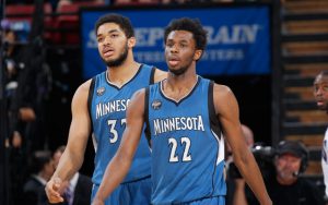 Karl-Anthony Towns und Andrew Wiggins von den Minnesota Timberwolves sprechen sich in einer Pause ab.
