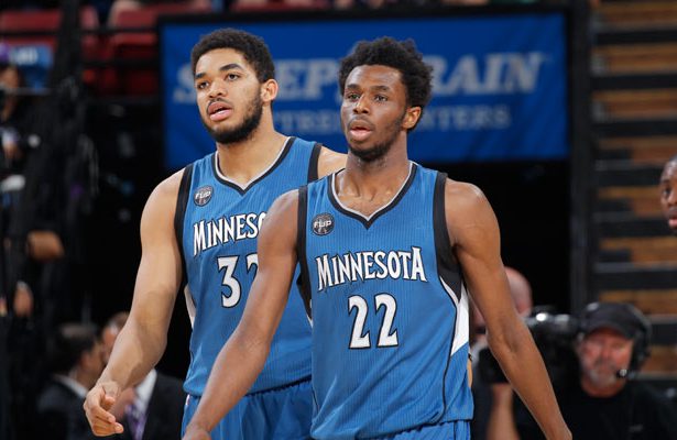 Minnesota220816 Karl-Anthony Towns und Andrew Wiggins von den Minnesota Timberwolves sprechen sich in einer Pause ab.