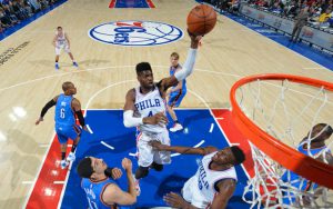 Nerlens Noel von den Philadelphia 76ers attackiert im NBA-Spiel gegen die Oklahoma City Thunder den Korb.