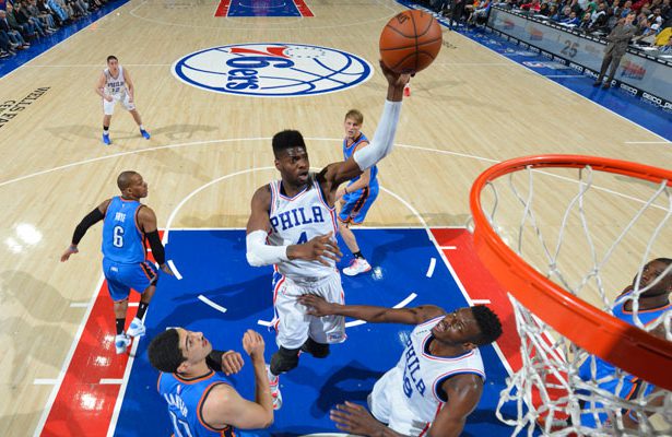 Nerlens Noel von den Philadelphia 76ers attackiert im NBA-Spiel gegen die Oklahoma City Thunder den Korb.