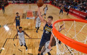 Tibor Pleiß von den Utah Jazz holt in der NBA Summer League einen Rebound.