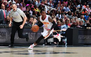 Dennis Schröder von den Atlanta Hawks dribbelt mit dem Ball in Richtung des gegnerischen Korbes.