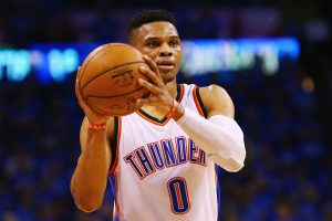 Russell Westbrook spielt in einer NBA-Partie seiner Oklahoma City Thunder den Ball zu einem Mitspieler.
