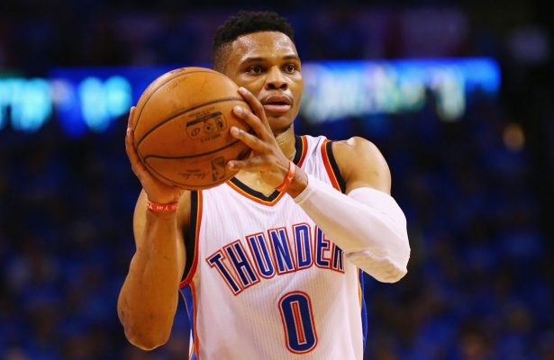 Russell Westbrook spielt in einer NBA-Partie seiner Oklahoma City Thunder den Ball zu einem Mitspieler.