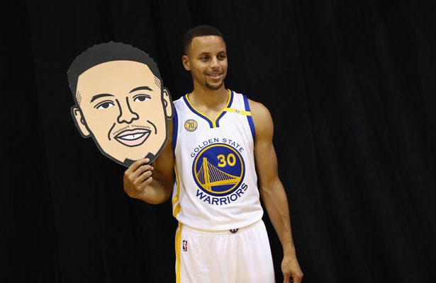Steph Curry beim Media Day der Golden State Warriors mit einer Maske, die sein Gesicht zeigt.