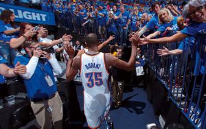 Kevin Durant von den Oklahoma City Thunder klatscht die Fans beim Verlassen der Arena ab.