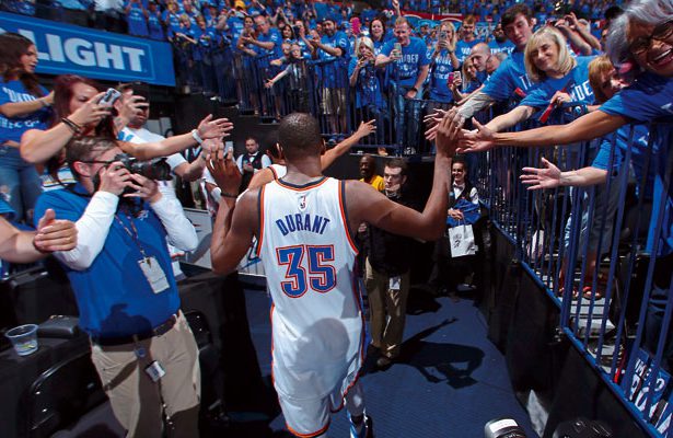 Durant070916 Kevin Durant von den Oklahoma City Thunder klatscht die Fans beim Verlassen der Arena ab.