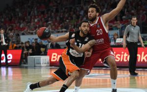 Der Bamberger Elias Harris verteidigt Ulms Pierria Henry eng (Foto: Getty Images).