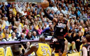 Allen Iverson kommt in den NBA-Finals 2001 zu einem freien Korbleger.