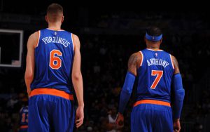 Kristaps Porzingis und Carmelo Anthony besprechen in einer Auszeit den nächsten Spielzug.