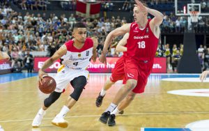 Deutschlands Guard Maodo Lo dribbelt im Spiel gegen Dänemark zum Korb.