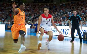 Maodo Lo von der deutschen Basketball-Nationalmannschaft im Duell mit seinem niederländischen Gegenspieler.