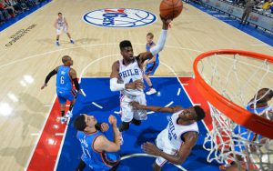 Nerlens Noel von den Philadelphia 76ers trifft im Spiel gegen die Oklahoma City Thunder per Korbleger.