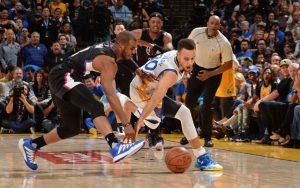 Chris Paul und Steph Curry kämpfen in einem NBA-Spiel um den Ball.