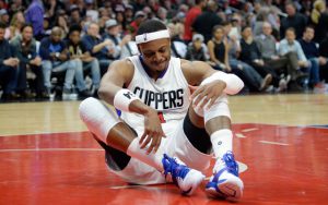 Paul Pierce von den LA Clippers richtet sich in einem NBA-Spiel wieder vom Boden auf.