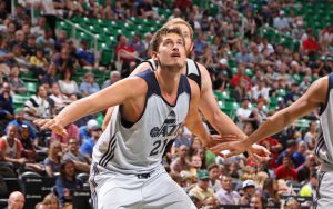 Tibor Pleiß von den Utah Jazz kämpft unter dem Korb um einen Rebound.