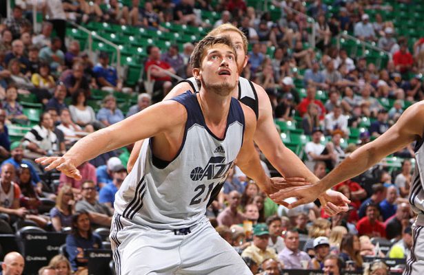 Tibor Pleiß von den Utah Jazz kämpft unter dem Korb um einen Rebound.