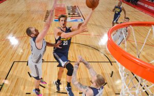 Tibor Pleiß von den Utah Jazz attackiert in der NBA Summer League den Korb.