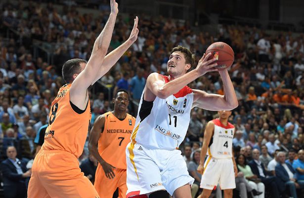 Tibor Pleiß von der deutschen Nationalmannschaft setzt sich gegen seinen niederländischen Gegenspieler durch.