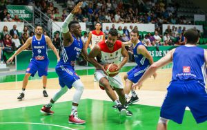 Johannes Thiemann von der deutschen Basketball-Nationalmannschaft setzt sich in einem Testspiel gegen seinen Kontrahenten durch.