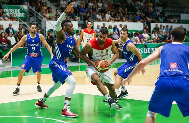 Johannes Thiemann von der deutschen Basketball-Nationalmannschaft setzt sich in einem Testspiel gegen seinen Kontrahenten durch.