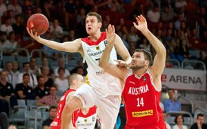 Johannes Voigtmann von der deutschen Basketball-Nationalmannschaft punktet im Spiel gegen Österreich.