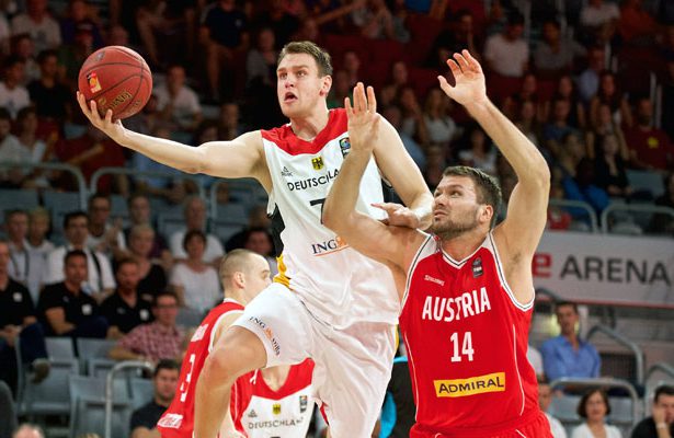 Johannes Voigtmann von der deutschen Basketball-Nationalmannschaft punktet im Spiel gegen Österreich.