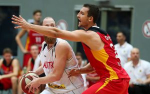 Paul Zipser von der deutschen Basketball-Nationalmannschaft in der Defensive im Spiel gegen Österreich.